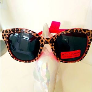 NWT Betsey Johnson Cheetah print sunglasses.